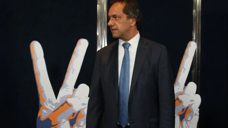 Scioli: "Macri confunde al elector al decir ahora que no va a privatizar YFP ni Aerolíneas"