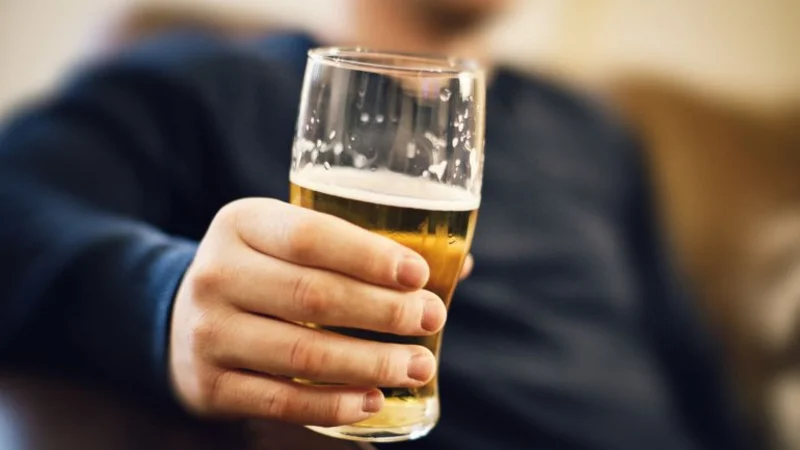 El consumo excesivo de alcohol se duplicó en hombres y se triplicó en mujeres