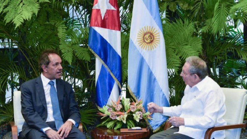 En Cuba, Scioli fue recibido por Raúl Castro