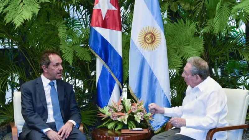 En Cuba, Scioli fue recibido por Raúl Castro