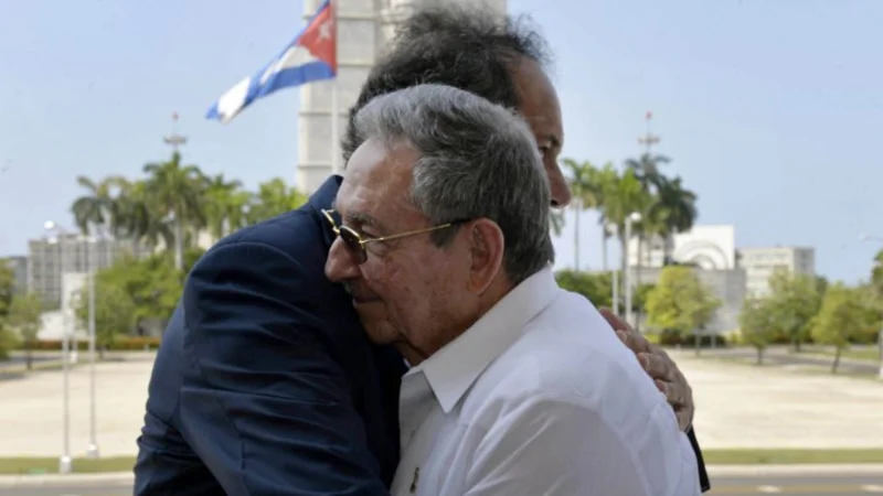 Scioli con Raúl Castro: para el diario Granma fue un "encuentro fraternal"