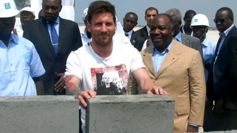 Messi, sucio y sin afeitar en su llegada a Gabón
