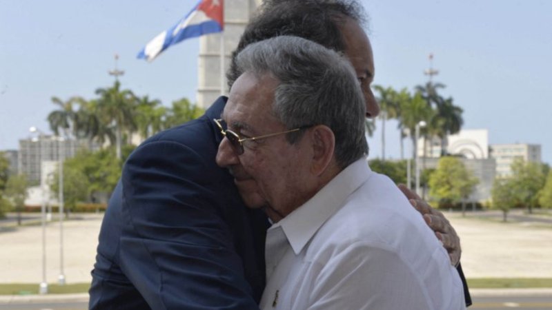 Scioli con Raúl Castro: defendió "el modelo socialista" de la Revolución Cubana