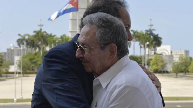 Scioli con Raúl Castro: defendió "el modelo socialista" de la Revolución Cubana