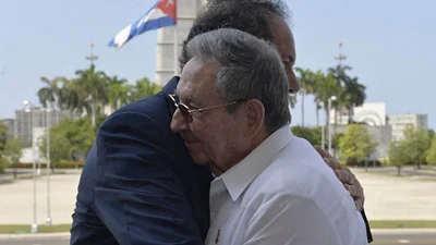 Destacan la "cercanía" de Scioli con Raúl Castro Destacan la "cercanía" de Scioli con Raúl Castro