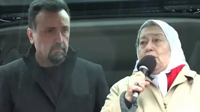 Hebe de Bonafini invitó a Roberto Navarro a la tradicional ronda en Plaza de Mayo Hebe de Bonafini invitó a Roberto Navarro a la tradicional ronda en Plaza de Mayo