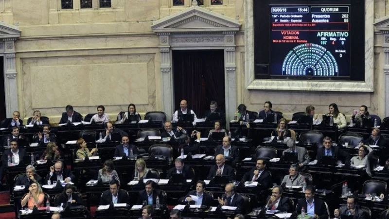 Diputados del FpV "festejaron" el inició del segundo semestre y Negri les pidió que tengan "más pudor"