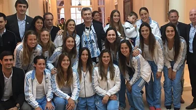 El regalo de las Leonas a Antonia Macri El regalo de las Leonas a Antonia Macri