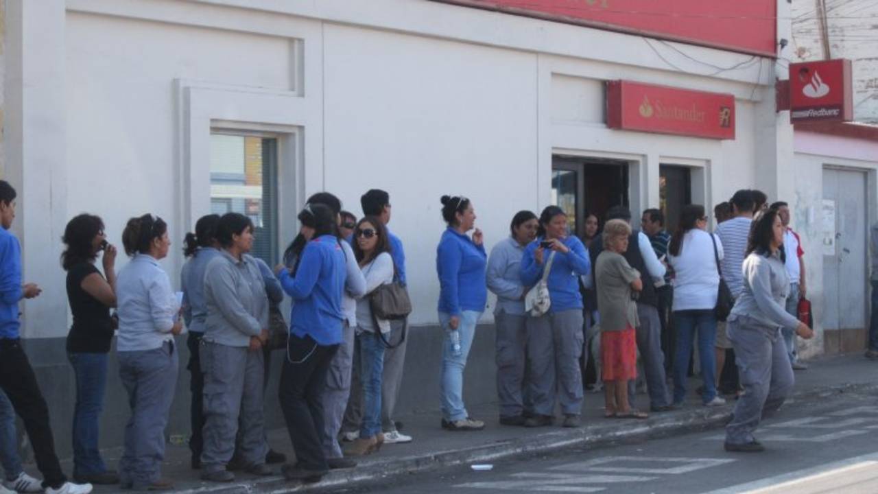 Un intendente de Cambiemos quiere cobrar un impuesto a las filas de los cajeros