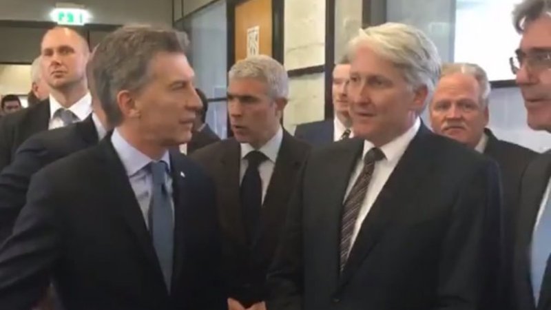 Macri visitó a la empresa que reconoció sobornos para hacer los DNI
