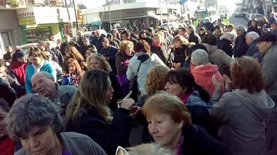 Caseros: protesta contra el tarifazo en la puerta de Metrogas Caseros: protesta contra el tarifazo en la puerta de Metrogas