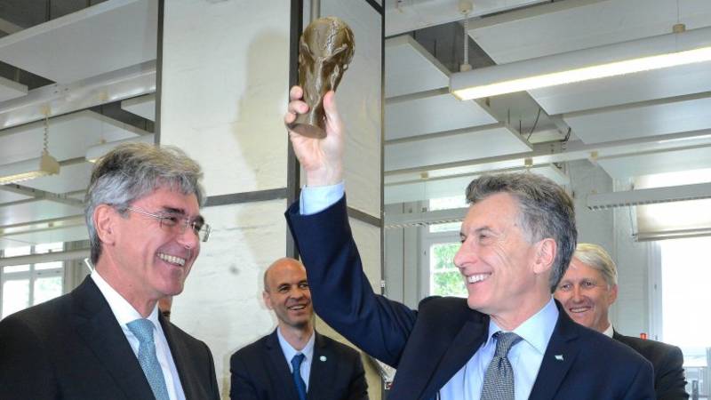 Macri desatado: en plena calle le reclamó a un sindicalista que baje los costos laborales