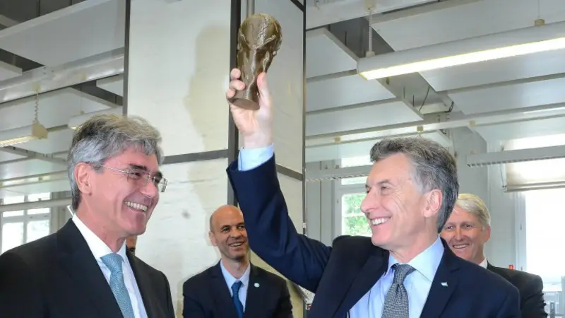 Macri desatado: en plena calle le reclamó a un sindicalista que baje los costos laborales