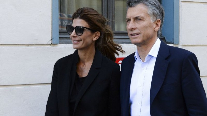 El polémico vestido "buitre" que usó Juliana Awada en Europa