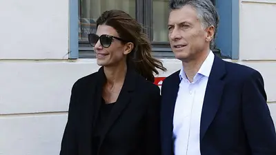 El polémico vestido "buitre" que usó Juliana Awada en Europa El polémico vestido "buitre" que usó Juliana Awada en Europa