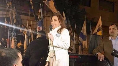 Desde la caja de una camioneta, Cristina celebró con la militancia el Bicentenario Desde la caja de una camioneta, Cristina celebró con la militancia el Bicentenario