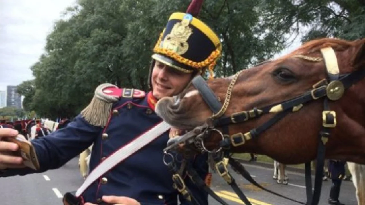 La selfie del granadero con un caballo que se hizo viral