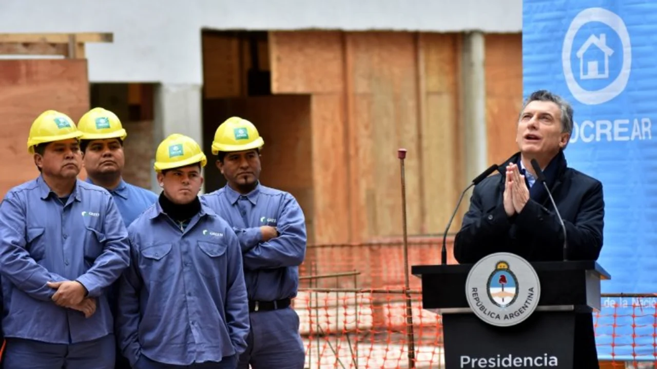 Macri: "Si están en sus casas en remera y patas, están consumiendo energía de más"