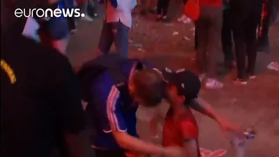 VIDEO: Un chico portugués consuela a un francés tras perder la final VIDEO: Un chico portugués consuela a un francés tras perder la final