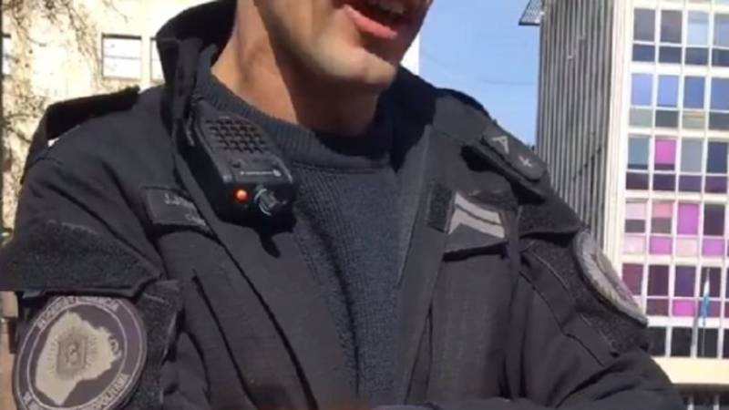 VIDEO: El momento en que un policía echa a manifestantes por orden del Gobierno