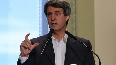 Prat Gay insiste con una inflación del 25%, pero ahora para marzo Prat Gay insiste con una inflación del 25%, pero ahora para marzo