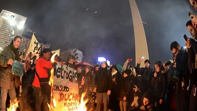Una multitud se concentró en el Obelisco, epicentro del reclamo Una multitud se concentró en el Obelisco, epicentro del reclamo