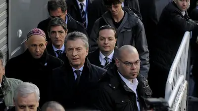 Macri concurrió al acto de la AMIA pero estuvo apenas 15 minutos Macri concurrió al acto de la AMIA pero estuvo apenas 15 minutos