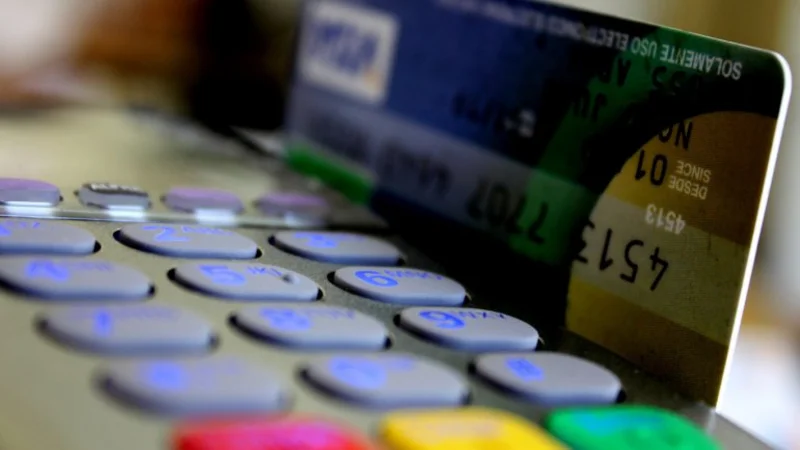 La AFIP busca que todos los comercios acepten débito en compras superiores a los $10