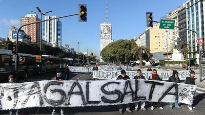 Desesperante: un grupo de desocupados y cooperativistas amenazan con prenderse fuego Desesperante: un grupo de desocupados y cooperativistas amenazan con prenderse fuego