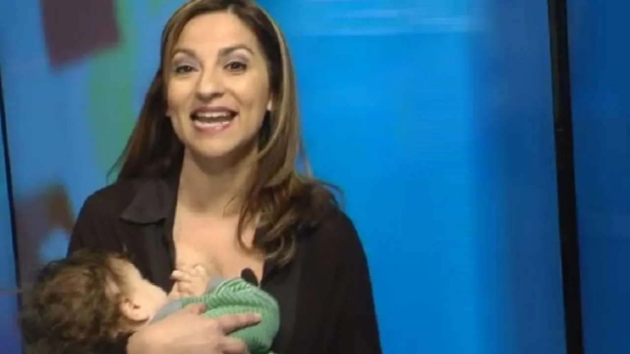 Video: conductoras de un noticiero amamantaron en vivo a sus hijos