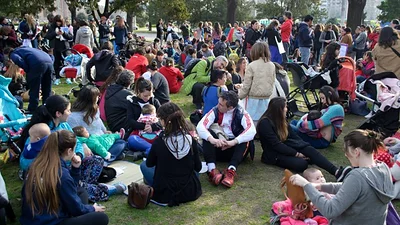 Masivo "tetazo" en todo el país para defender la lactancia materna Masivo "tetazo" en todo el país para defender la lactancia materna