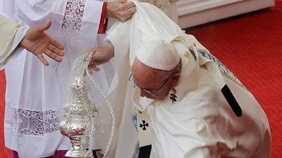 Video: La increíble caída del Papa en una misa Video: La increíble caída del Papa en una misa