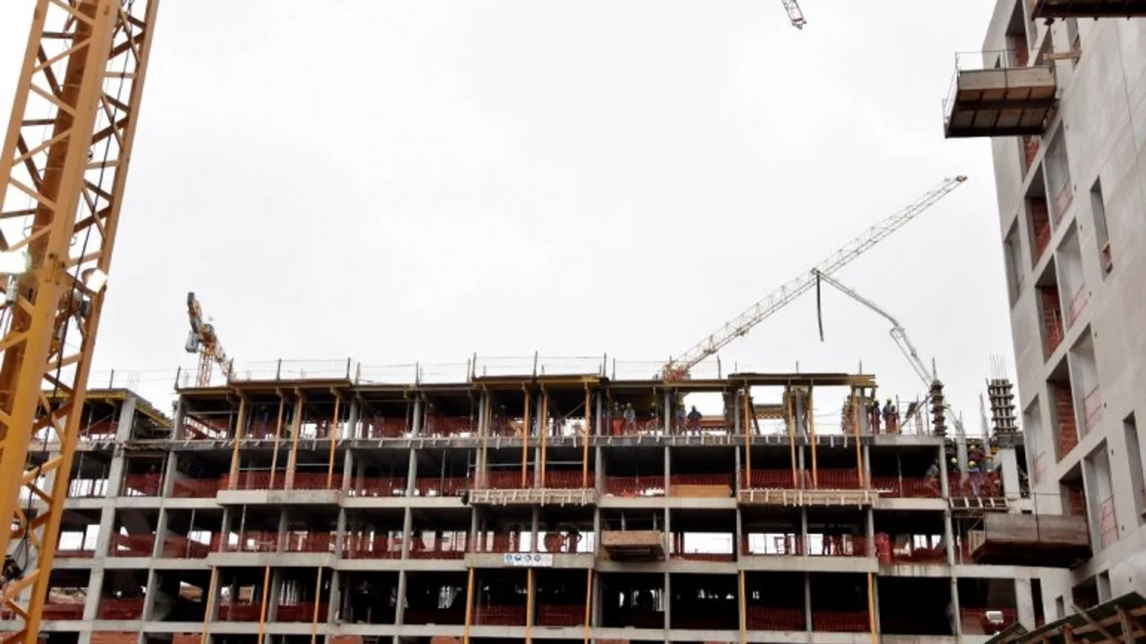 La construcción se desplomó 20%  y la industria 6% en junio