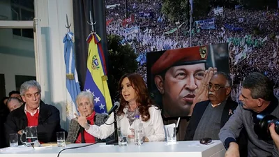 Cristina Kirchner se metió en la polémica de Macri con Tinelli: "En 12 años no me molestó que se rían de mí" Cristina Kirchner se metió en la polémica de Macri con Tinelli: "En 12 años no me molestó que se rían de mí"