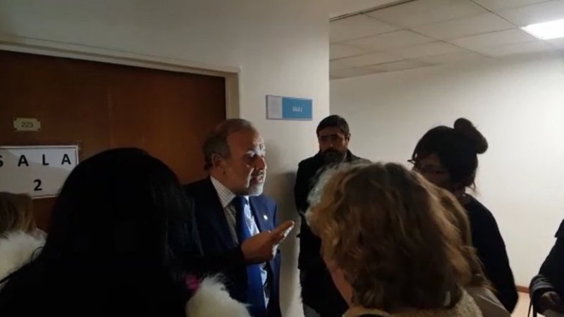 Amadeo se fue de una reunión en Diputados y lo escracharon espiando