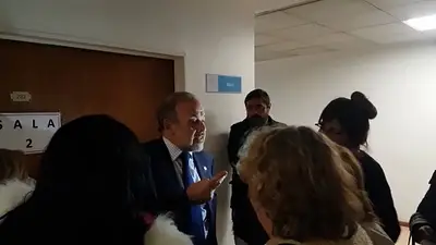 Amadeo se fue de una reunión en Diputados y lo escracharon espiando Amadeo se fue de una reunión en Diputados y lo escracharon espiando