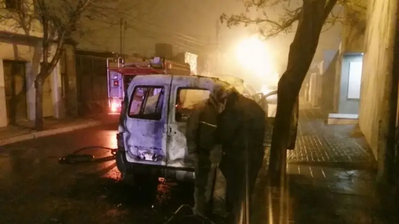 Otro ataque a los trabajadores: incendiaron el vehículo de un importante sindicalista