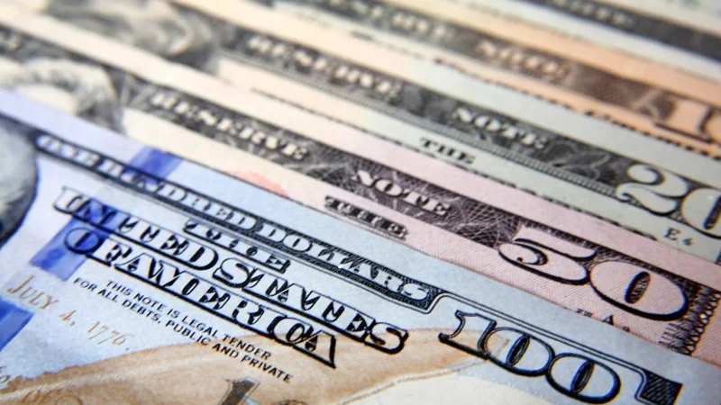 El dólar sube sin tregua: subió 10 centavos y rompió la barrera de los $17,50
