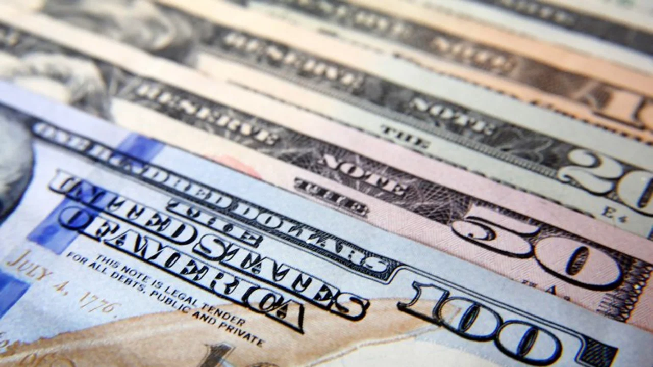 El dólar sube sin tregua: subió 10 centavos y rompió la barrera de los $17,50