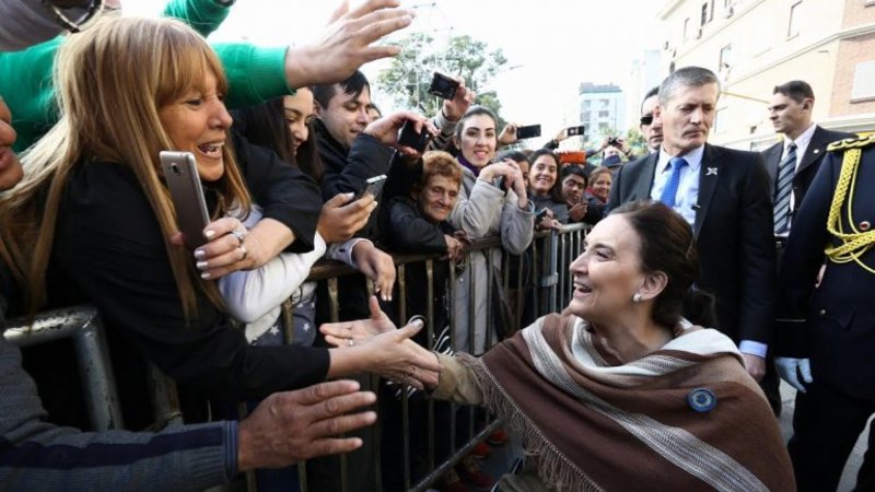 "Ladrones, vendepatrias": escracharon a Michetti en el acto en Tucumán por el 9 de Julio