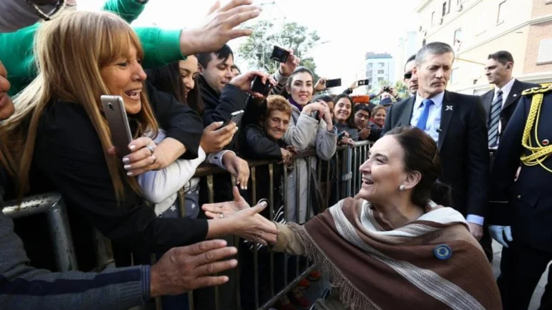"Ladrones, vendepatrias": escracharon a Michetti en el acto en Tucumán por el 9 de Julio