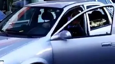 Papelón de Macri: saludó alegremente a gente que en realidad lo insultaba Papelón de Macri: saludó alegremente a gente que en realidad lo insultaba