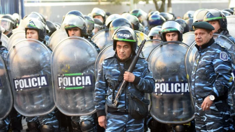 Firme junto al pueblo: las placas de Crónica contra la represión en Pepsico