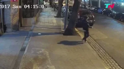 VIDEO: Un auto atropelló brutalmente a un joven y huyó VIDEO: Un auto atropelló brutalmente a un joven y huyó
