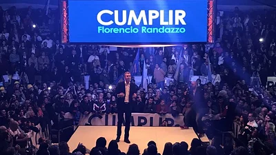 Randazzo lanzó su campaña con chicanas para Cristina y Macri Randazzo lanzó su campaña con chicanas para Cristina y Macri
