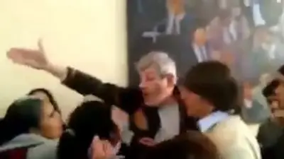 Escándalo: concejal de Cambiemos golpeó a familiares de una beba fallecida Escándalo: concejal de Cambiemos golpeó a familiares de una beba fallecida