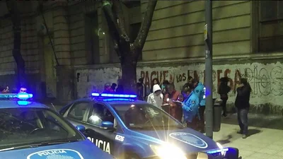 La Policía de la Ciudad detuvo a militantes por hacer pintadas políticas La Policía de la Ciudad detuvo a militantes por hacer pintadas políticas