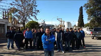 Carboclor: despedidos acampan frente a la fábrica por indemnizaciones Carboclor: despedidos acampan frente a la fábrica por indemnizaciones