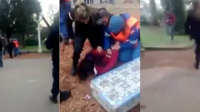 La policía golpeó y detuvo a menores de edad que festejaban el Día del Amigo en Luján La policía golpeó y detuvo a menores de edad que festejaban el Día del Amigo en Luján