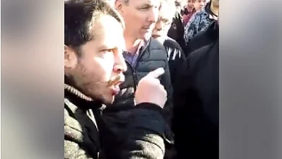 Fuerte cruce de un diputado kirchnerista con un policía que quería desalojar a despedidos Fuerte cruce de un diputado kirchnerista con un policía que quería desalojar a despedidos